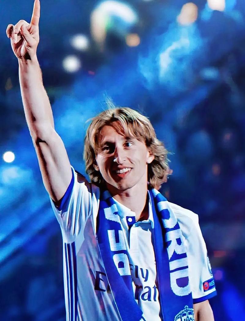 踢球者：萨尔茨堡红牛和国米已报价17岁中卫亚基奇